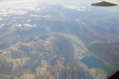 ein Luftbild mit Bergen, unten Locarno und blauer See