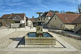 La fontaine du village.