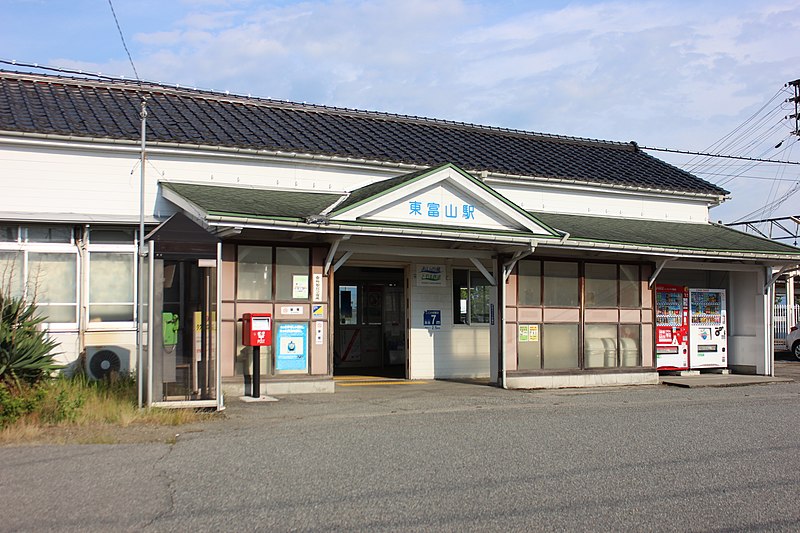 File:Ainokaze Higashi-Toyama Station 2020.jpg