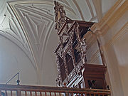 Órgano barroco do século XVIII en madeira sen pintar.