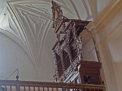 Órgano barroco del siglo XVIII en madera sin pintar.