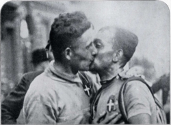 Alfredo Binda e Allegro Grandi si baciano ai Campionati del mondo di ciclismo su strada 1930.png