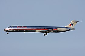 N566AA, le McDonnell Douglas MD-83 impliqué, ici en novembre 2007, douze ans après l'accident.