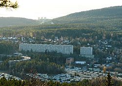 Ammerud seperti yang terlihat dari Romsås, dengan atrium perumahan, apartemen, dan vila lapisan berhutan Lillomarka. Foto: C. Hill, 2007