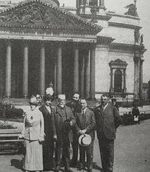 Anatole France devant la cathédrale Saint-Isaac de Saint-Pétersbourg.