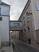 Passerelle couverte, enjambant la rue Baugin.