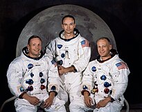 Neil Armstrong, Michael Collins och Buzz Aldrin 1969, samt nutida rymdsond på Mars.