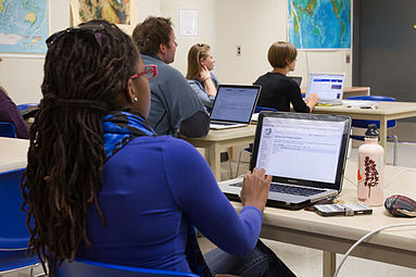 Miembros del club estudiantil de Geociencias de Arizona practican la edición de Wikipedia