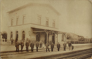 Bahnhof Kleinenbroich: Lage, Geschichte, Bahnhofsgebäude