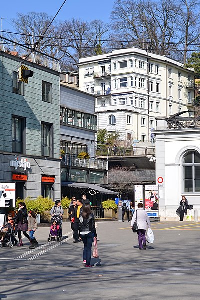 File:Bahnhof Stadelhofen - Stadelhoferplatz 2014-03-08 13-40-43.JPG