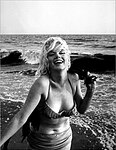 Monroe under en av hennes sista fotograferingar. Bilden är tagen av George Barris för Cosmopolitan i juli 1962.