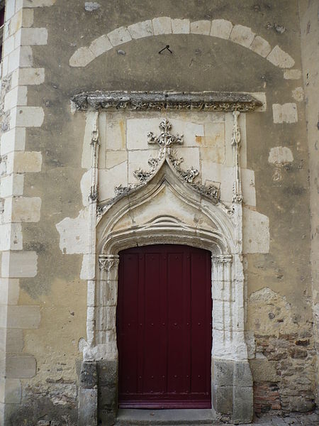 File:Baugé - Château - Porte escalier d'honneur.jpg