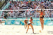 Deutsch: Beachvolleyball bei den Olympischen Jugendspielen 2018; Tag 9, 15. Oktober 2018; Mädchen, Viertelfinale: USA-Spanien 2–1 (21–19/17–21/15–9) English: Beach volleyball at the 2018 Summer Youth Olympics at 15 October 2018 – Girls Quarterfinals: USA-Spain 2–1 (21–19/17–21/15–9)