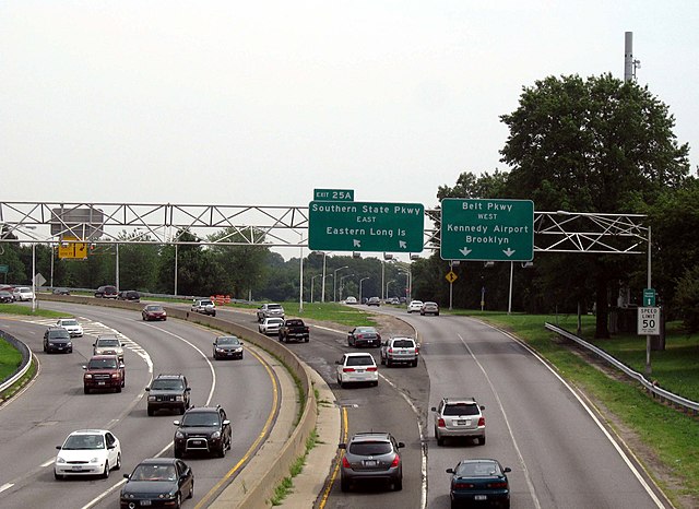 Exit 25A as seen from the southbound Cross Island Parkway