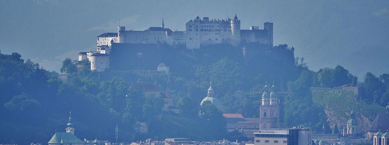 File:Bergheim Blick auf Salzburgs Festung Hohensalzburg.jpg