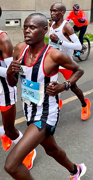 File:Berlin Marathon 2022 Eliud Kipchoge km 14,5-tight crop.jpg