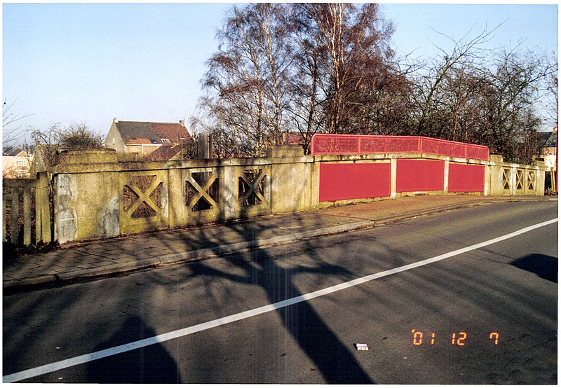 File:Betonnen wegbrug over de spoorlijn Kontich-Lier, Brantstraat - 344089 - onroerenderfgoed.jpg