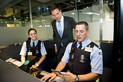 Прем'єр-міністр Марк Рютте (у центрі) спілкується з поліцейськими у аеропорті Схіпгол