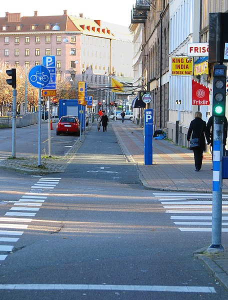 File:Bicycle lane at Forsta Langgatan Gbg.jpg