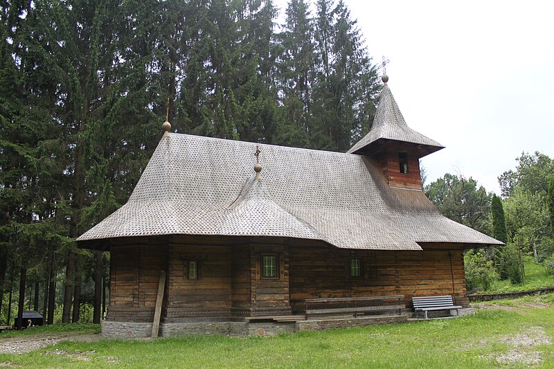 File:Biserica de lemn Sf Voievozi-Sihastria01.jpg