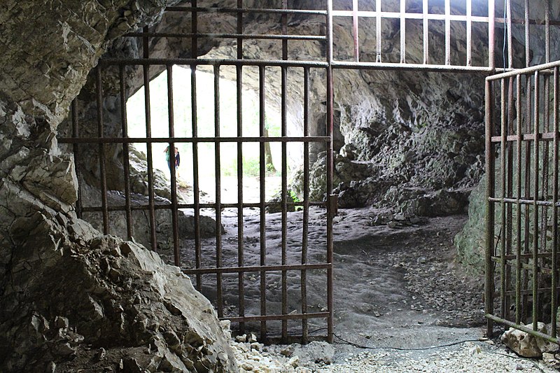 File:Blick nach außen Hohlenstein-Stadel, Asselfingen, Lonetal.jpg