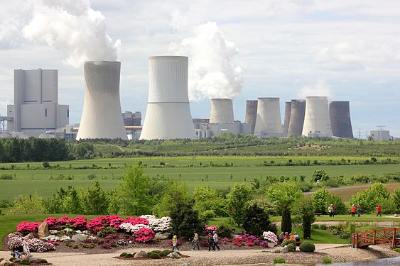 Dominant beherrscht das Kraftwerk Boxberg die Szenerie. Blick vom Findlingspark Nochten in Richtung Kraftwerk.