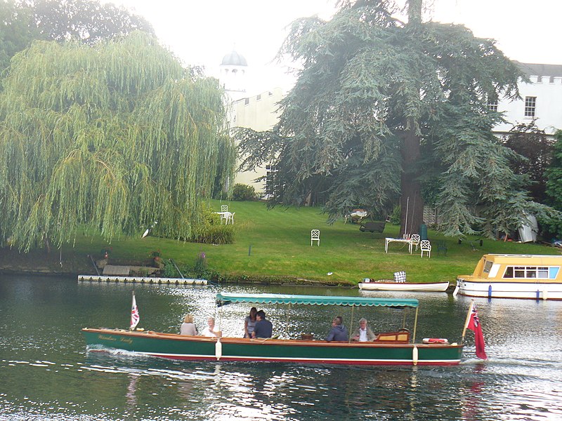 File:Boating on the Thames - geograph.org.uk - 2556144.jpg