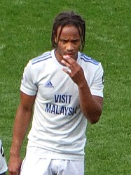 Bobby Decordova-Reid, proclamado gañador do premio ao mellor gol do torneo, durante un partido co Cardiff City F.C. contra o Chelsea F.C. en setembro de 2018