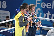 Deutsch: Boxen bei den Olympischen Jugendspielen 2018 Tag 12, 18. Oktober 2018 - Medaillenzeremonie im Leichtgewicht der Mädchen - Gold: Caroline Sara DuBois (Großbritannien), Silber: Porntip Buapa (Thailand), Bronze: Oriana Saputo (Argentinien); Medaillenübergabe durch Habu Gumel (IOC, Nigeria), Geschenkübergabe durch Raymond Silvas (USA, AIBA). English: Boxing at the 2018 Summer Youth Olympics on 18 October 2018 – Girl's Lightweight Medal Ceremony - Gold: Caroline Sara DuBois (Great Britain), Silver: Porntip Buapa (Thailand), Bronze: Oriana Saputo (Argentina); Medal handover by Habu Gumel (IOC, Nigeria), Gift presented by Raymond Silvas (USA, AIBA). Español: Boxeo en los Juegos Olímpicos Juveniles de Verano de 2018 en 18 de octubre de 2018 - Ceremonia de la Medalla de peso ligero para niñas - Oro: Caroline Sara DuBois (Gran Bretaña), Plata: Porntip Buapa (Thailand), Bronce: Oriana Saputo (Argentina); Entrega de medallas por Habu Gumel (COI, Nigeria), Regalo presentado por Raymond Silvas (EE. UU., AIBA).