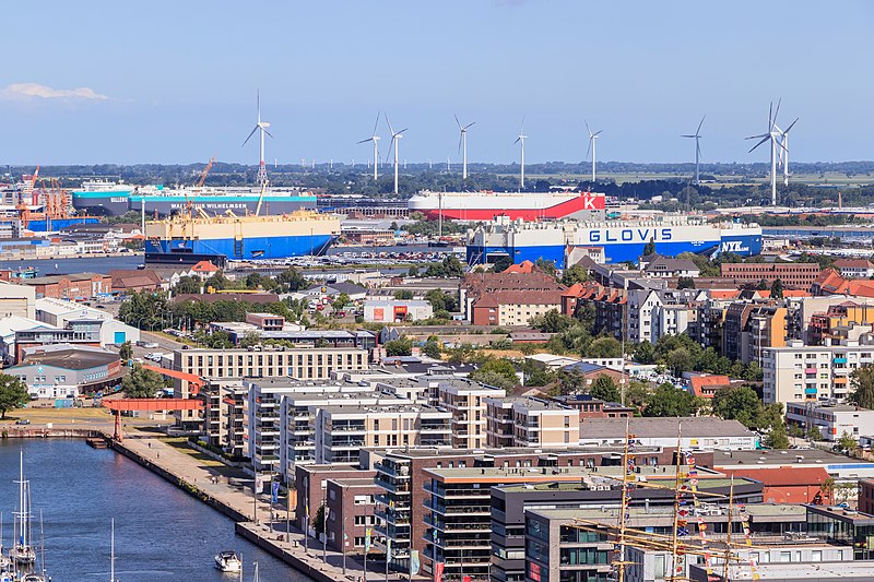 File:Bremerhaven - Hafen - Autotransporter 01.jpg