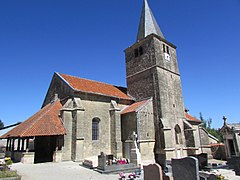 L'église et son porche couvert.