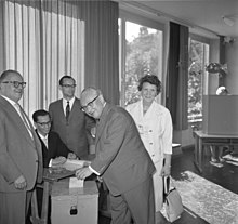 Erich Ollenhauer bei der Stimmabgabe zur Bundestagswahl 1961 (Quelle: Wikimedia)