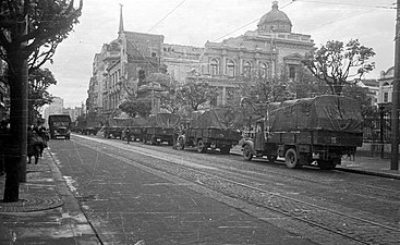 Německé jednotky ve vybombardovaném městě
