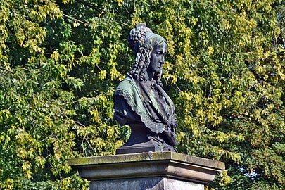 Borstbeeld van Annette von Droste-Hülshoff, in het park