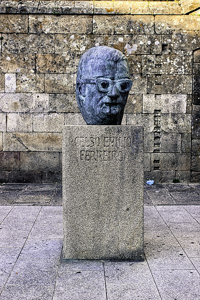 File:Busto de Celso Emilio Ferreiro en Celanova.jpg