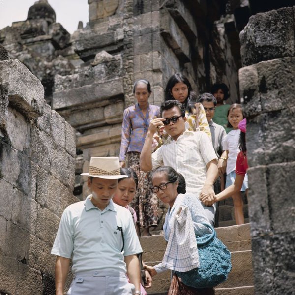 File:COLLECTIE TROPENMUSEUM Bezoekers van de Borobudur TMnr 20027041.jpg