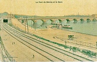 Vue de l'ancien Pont de Sèvres, au début du XXe siècle. On voit au premier plan la ligne des Moulineaux et la gare du Pont de Sèvres.