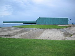 Uno de los dos cañones Vickers de 381 mm