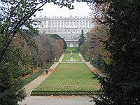 Vista del Campo del Moro, desde su lado occidental. Al fondo, el Palacio Real de Madrid.