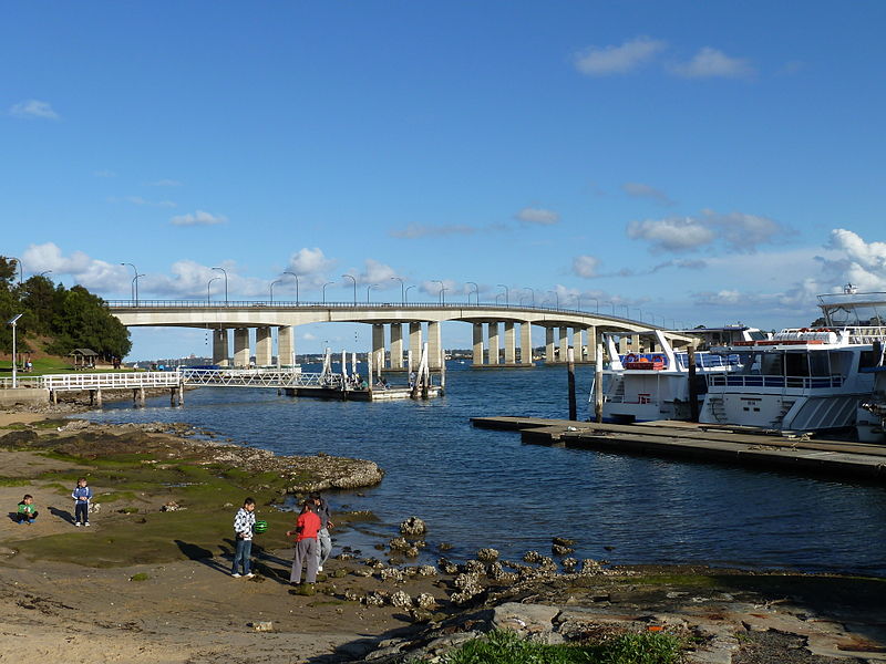 File:Captain Cook Bridge, from Riverside Drive, Sans Souci, New South Wales (2010-07-25) 02.jpg