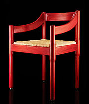 «صندلی کاریماته»، توسط ویکو ماجیسترتی در سال ۱۹۵۹ میلادی طراحی و توسط کاسینا تولید شد