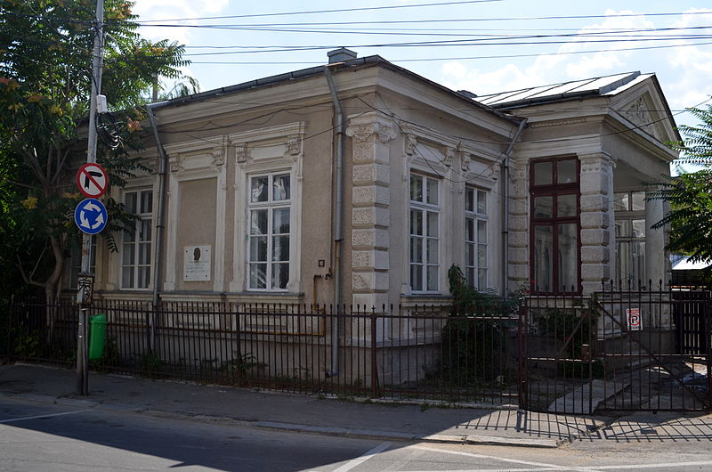 File:Casa în care a locuit scriitorul I. A. Bassarabescu, Str. Ștefan cel Mare nr. 10, Ploiești.JPG