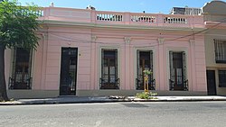Фасада типичне куће „Каса Чоризо” са различитим орнаментима и бојама у Буенос Ајресу (Аргентина)