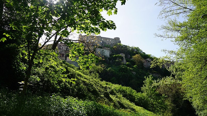 File:Castello Caracciolo in primavera.jpg