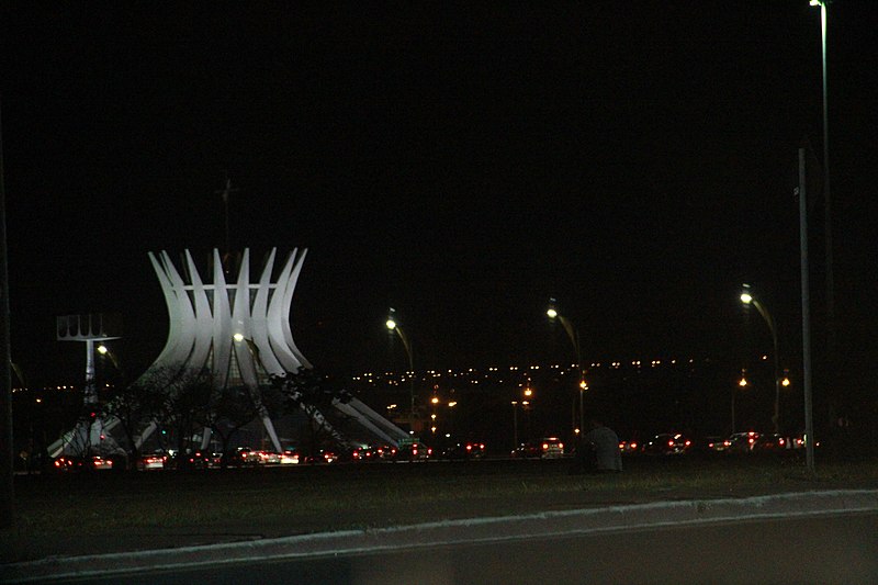 File:Catedral Metropolitana - Bsb noite.jpg