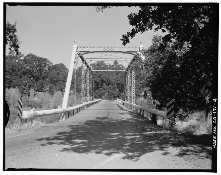 File:Centerline view of southeast portal, view to northwest. - Red Bank Creek Bridge, Spanning Red Bank Creek at Rawson Road, Red Bluff, Tehama County, CA HAER CAL,52-REBLU.V,2-4.tif