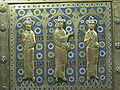 Les apôtres Matthieu, Thomas et Pierre sur la châsse de saint Calmin, conservée à l’abbaye de Mozac (Puy-de-Dôme), datant du XIIe siècle, chef-d’œuvre de l'émaillerie limousine.
