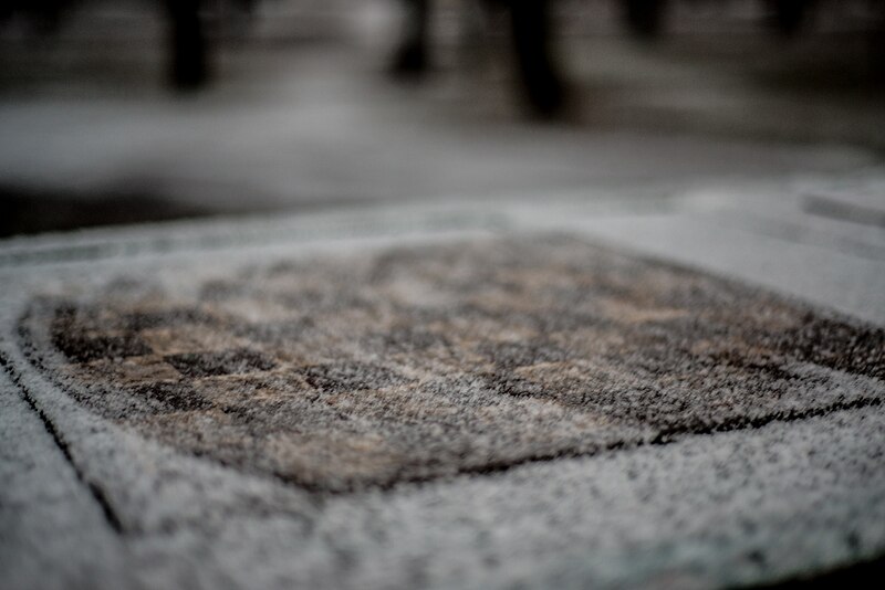 File:Chessboard in the snow (8350914603).jpg