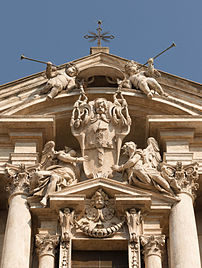 Les armoiries du cardinal Jules Mazarin, sur le sommet du fronton de l'église Santi Vincenzo e Anastasio a Trevi, à Rome. (définition réelle 2 924 × 3 884)