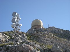 Le radar militaire situé au sommet.
